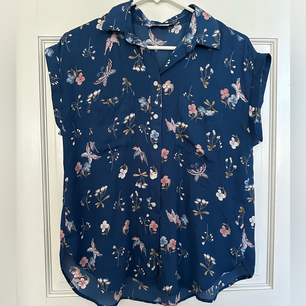 Lovely breezy cap-sleeve blouse perfect for work or the weekend!